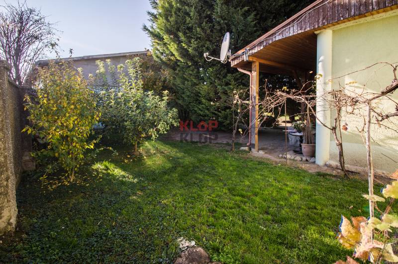 Pozrite si 4i RD s DOKONALÝM ZÁZEMÍM, ROZĽAHLÝ POZEMOK + bonus 2i RD