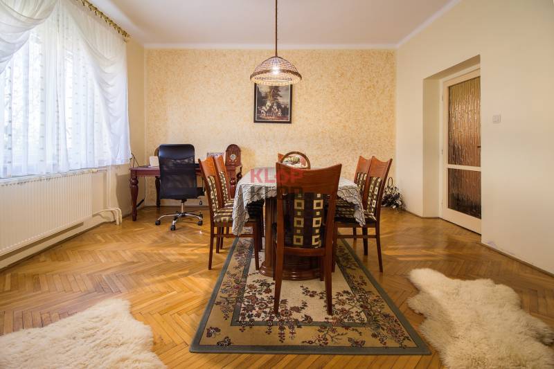 4i dom - jedáleň a pracovňa