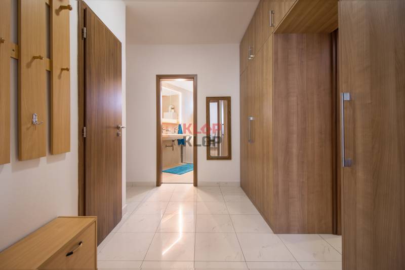 Pozrite si VEĽKÝ 3i byt s BALKÓNOM a PARKOVANÍM, po rekonštrukcii