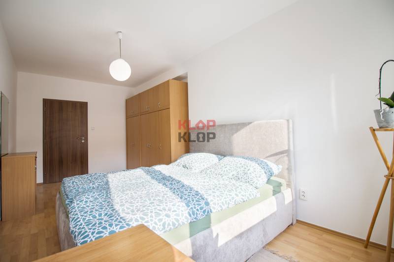 Pozrite si VEĽKÝ 3i byt s BALKÓNOM a PARKOVANÍM, po rekonštrukcii
