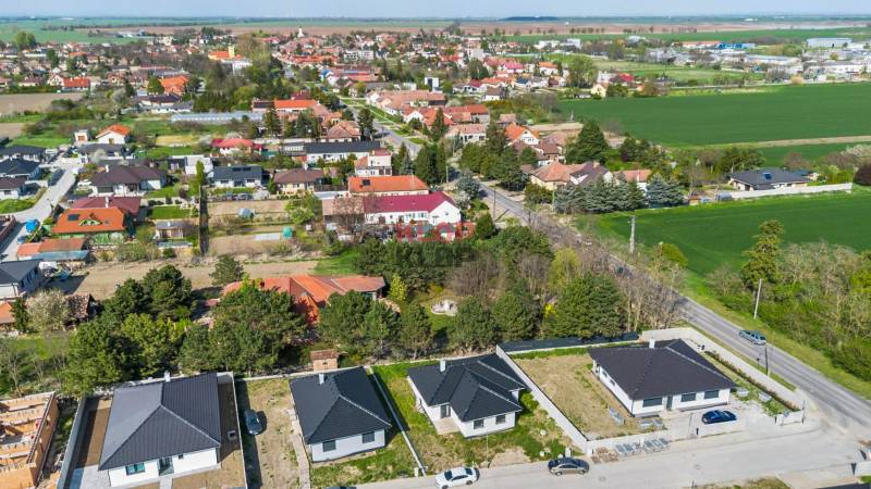 3D OBHLIADKA – MODERNÝ, PRIESTRANNÝ 4-izbový RD s terasou, NOVOSTAVBA