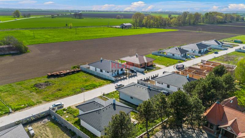 3D OBHLIADKA – MODERNÝ, PRIESTRANNÝ 4-izbový RD s terasou, NOVOSTAVBA