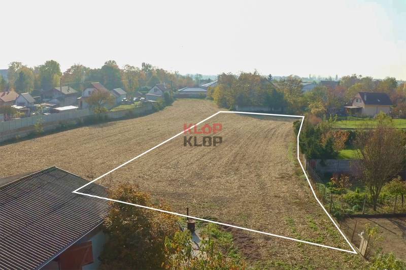 Kúpte si SLNEČNÝ, ROVINATÝ stavený pozemok 1500-3000 m², všetky IS
