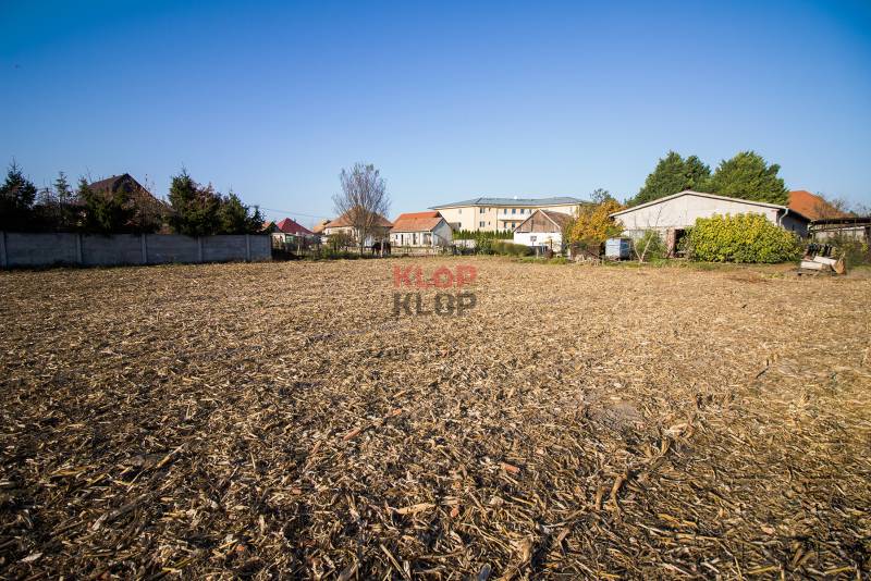 Kúpte si SLNEČNÝ, ROVINATÝ stavený pozemok 1500-3000 m², všetky IS