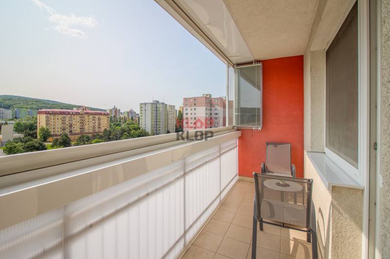 Pozrite si KLIMATIZOVANÝ 1i byt s PARKOVANÍM a zasklenou lodžiou