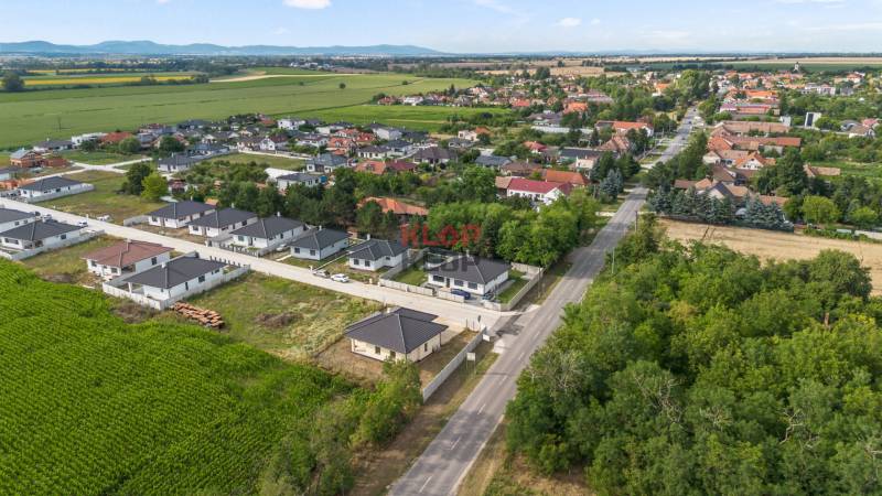3D OBHLIADKA – MODERNÝ, PRIESTRANNÝ 4-izbový RD s terasou, NOVOSTAVBA