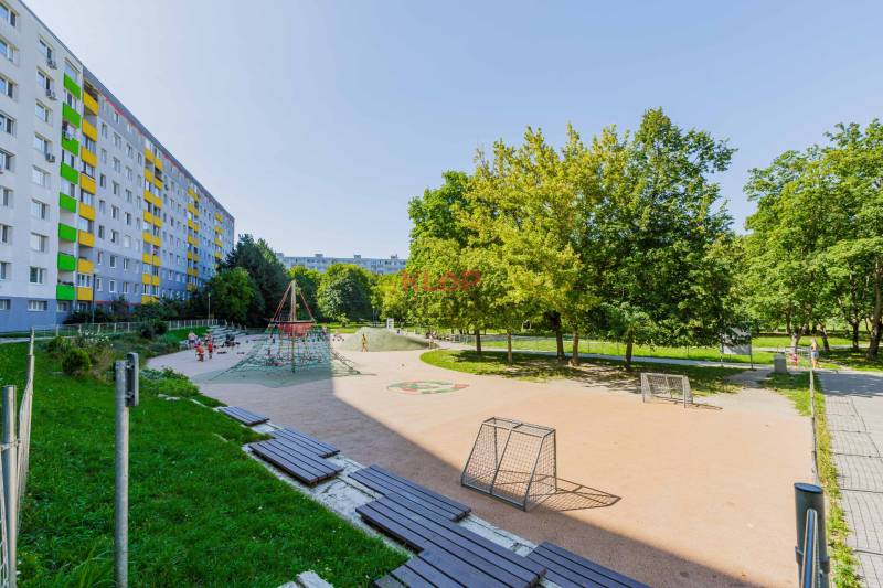 predaj 4 izbový byt bratislava petržalka šášovská električka kompletná rekonštrukcia realitná kancelária klopklop klop klop