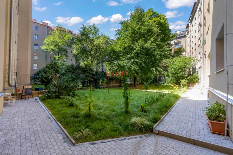Kúpte si UNIKÁTNY, STAROMESTSKÝ 2i byt, LODŽIA, KLÍMA a VEĽKÁ PIVNICA