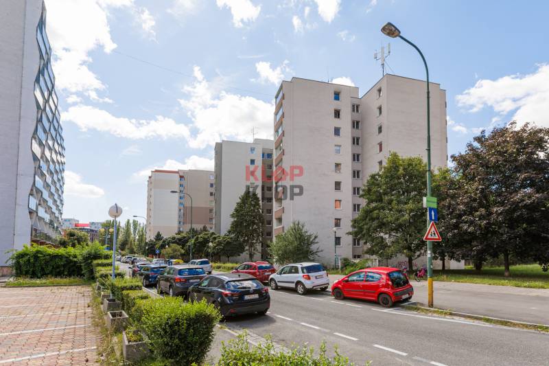 predaj 4 izbový byt bratislava ružinov líščie nivy kompletná rekonštrukcia terasa záhradka realitná kancelária klop klop 