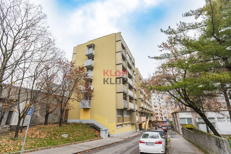 predaj 2 izbový byt bratislava karlova ves jurigovo námestie tehla kompletná rekonštrukcia terasa realitná kancelária klopklop klop klop