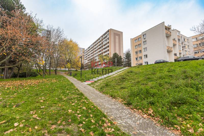 predaj 2 izbový byt bratislava karlova ves jurigovo námestie tehla kompletná rekonštrukcia terasa realitná kancelária klopklop klop klop