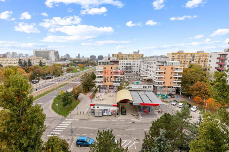 Kúpte si SVETLÝ, PRÍJEMNÝ 3i byt s BALKÓNOM a PIVNICOU, PEKNÝ VÝHĽAD