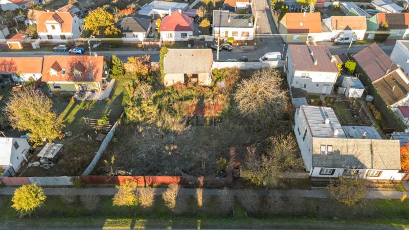 Kúpte si STAVEBNÝ POZEMOK na 3 RD alebo 2 DVOJDOMY s IS, INTRAVILÁN