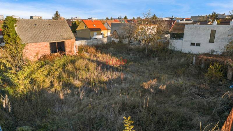 Kúpte si STAVEBNÝ POZEMOK na 3 RD alebo 2 DVOJDOMY s IS, INTRAVILÁN