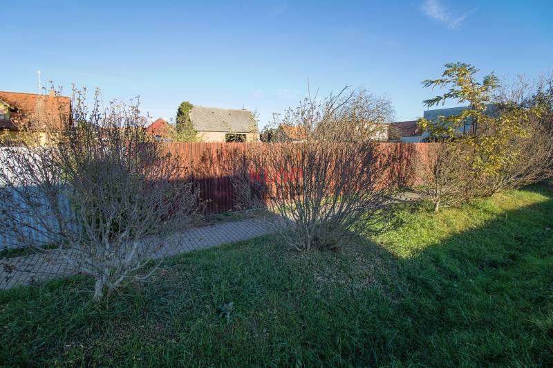 Kúpte si STAVEBNÝ POZEMOK na 3 RD alebo 2 DVOJDOMY s IS, INTRAVILÁN