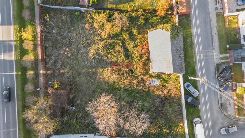 Kúpte si STAVEBNÝ POZEMOK na 3 RD alebo 2 DVOJDOMY s IS, INTRAVILÁN