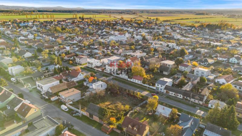 Kúpte si STAVEBNÝ POZEMOK na 3 RD alebo 2 DVOJDOMY s IS, INTRAVILÁN