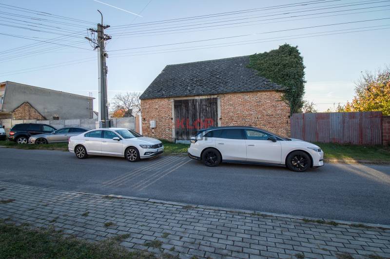 Kúpte si STAVEBNÝ POZEMOK na 3 RD alebo 2 DVOJDOMY s IS, INTRAVILÁN