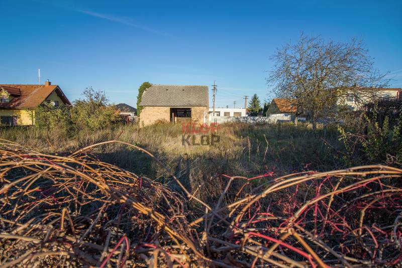 Kúpte si STAVEBNÝ POZEMOK na 3 RD alebo 2 DVOJDOMY s IS, INTRAVILÁN