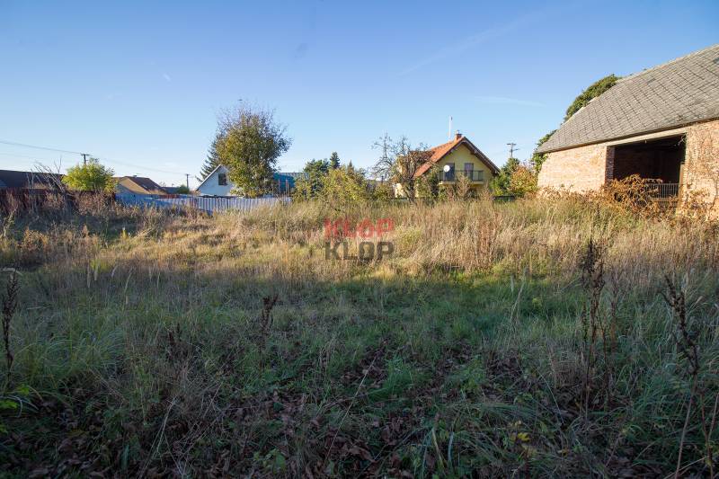 Kúpte si STAVEBNÝ POZEMOK na 3 RD alebo 2 DVOJDOMY s IS, INTRAVILÁN