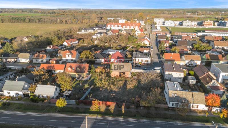 Kúpte si STAVEBNÝ POZEMOK na 3 RD alebo 2 DVOJDOMY s IS, INTRAVILÁN