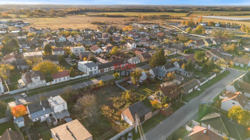 Kúpte si STAVEBNÝ POZEMOK na 3 RD alebo 2 DVOJDOMY s IS, INTRAVILÁN