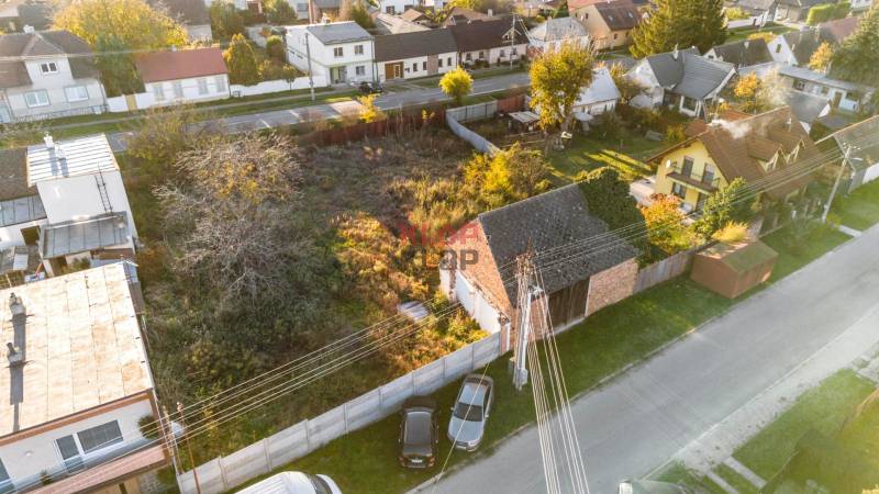 Kúpte si STAVEBNÝ POZEMOK na 3 RD alebo 2 DVOJDOMY s IS, INTRAVILÁN