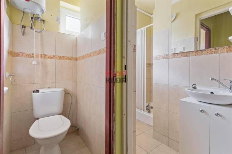 Kúpte si JEDINEČNÚ BUDOVU s 1i BYTOM na biznis v CENTRE VRBOVIEC