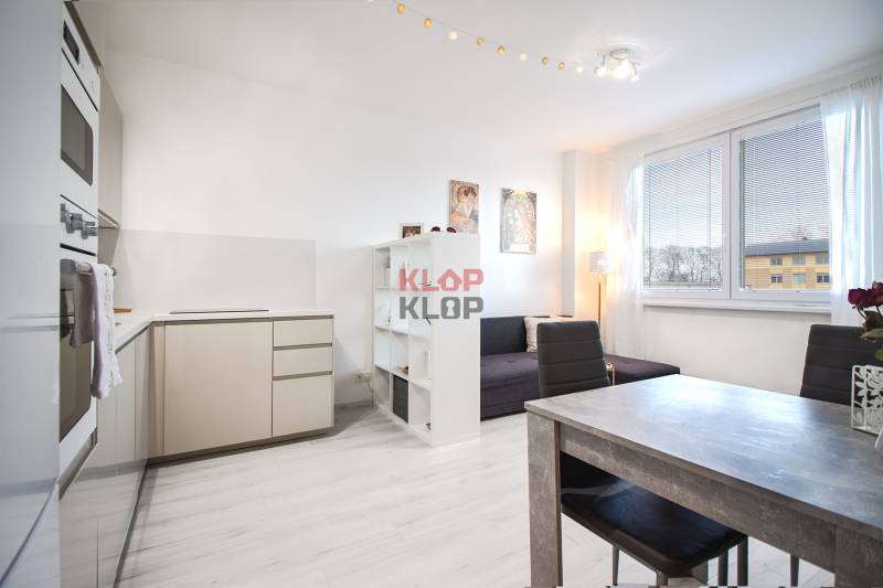 Prenajmite si PEKNÝ, SVETLÝ 2-izbový byt so ZARIADENÍM 