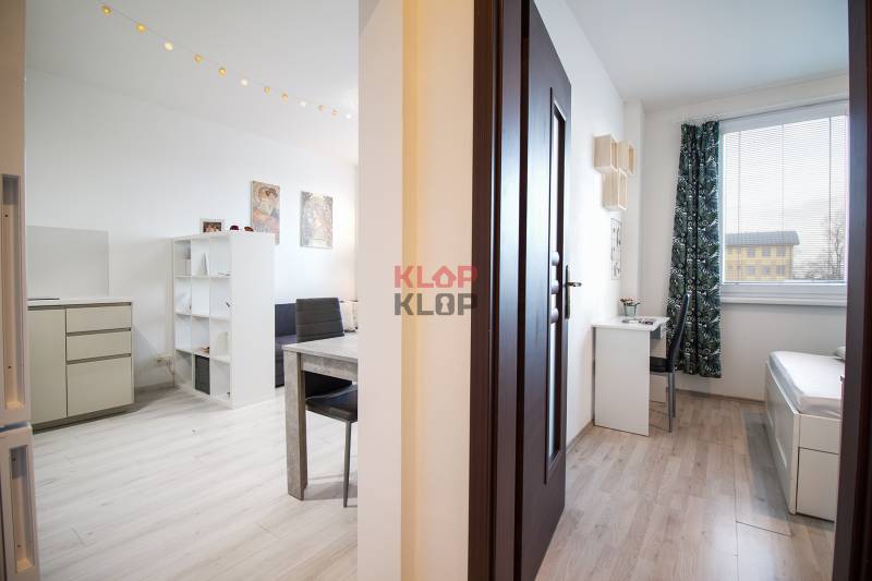 Prenajmite si PEKNÝ, SVETLÝ 2-izbový byt so ZARIADENÍM 