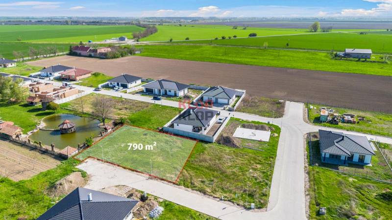 Kúpte si SVETLÝ, TICHÝ stavebný pozemok s IS a OPTIMÁLNOU ROZLOHOU 