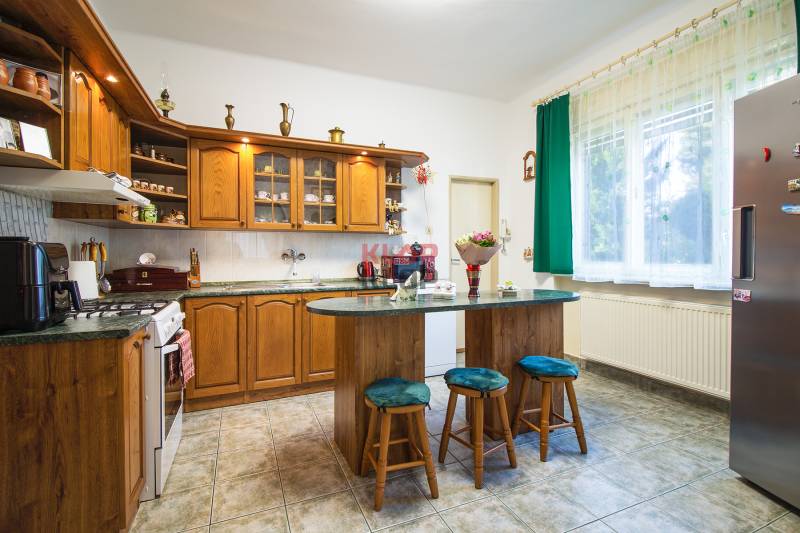 Pozrite si 4i + 2i RD s DOKONALÝM ZÁZEMÍM na VEĽKOM POZEMKU