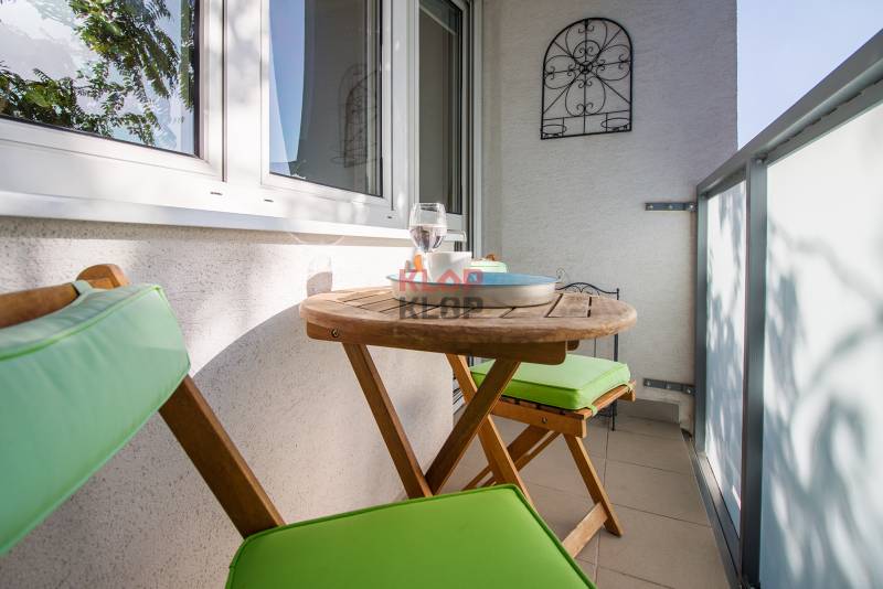 Pozrite si PRÍJEMNÝ 2i byt so ZARIDENÍM, LODŽIOU a KLIMATIZÁCIOU