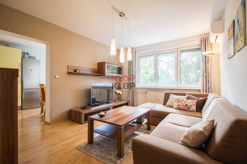 Pozrite si PRÍJEMNÝ 2i byt so ZARIDENÍM, LODŽIOU a KLIMATIZÁCIOU