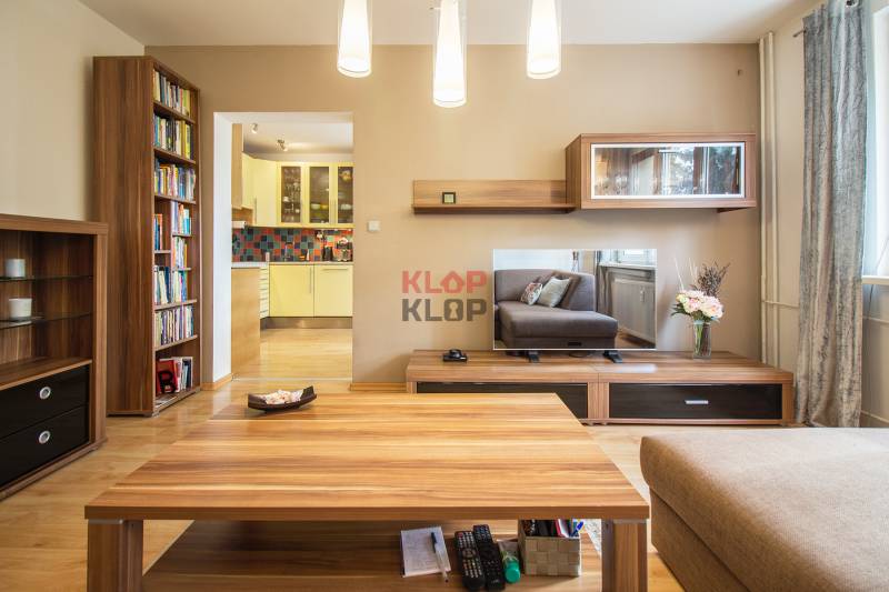 Pozrite si PRÍJEMNÝ 2i byt so ZARIDENÍM, LODŽIOU a KLIMATIZÁCIOU