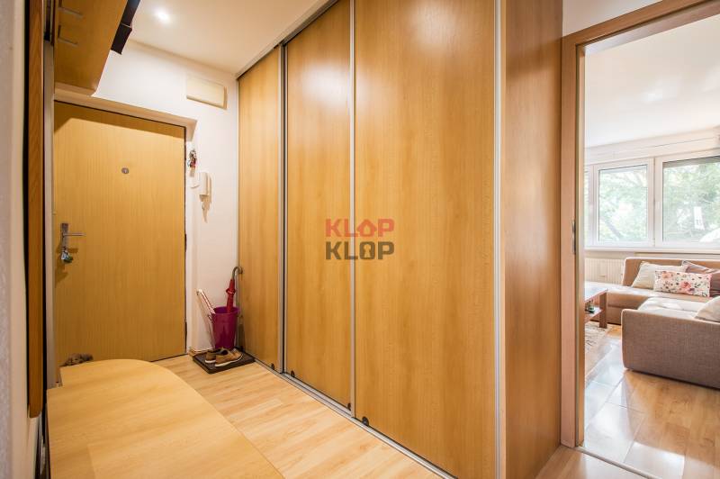 Pozrite si PRÍJEMNÝ 2i byt so ZARIDENÍM, LODŽIOU a KLIMATIZÁCIOU