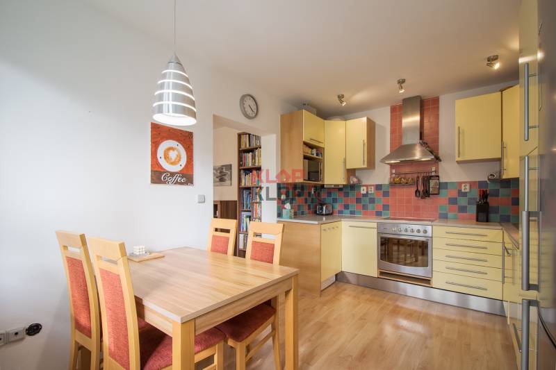 Pozrite si PRÍJEMNÝ 2i byt so ZARIDENÍM, LODŽIOU a KLIMATIZÁCIOU