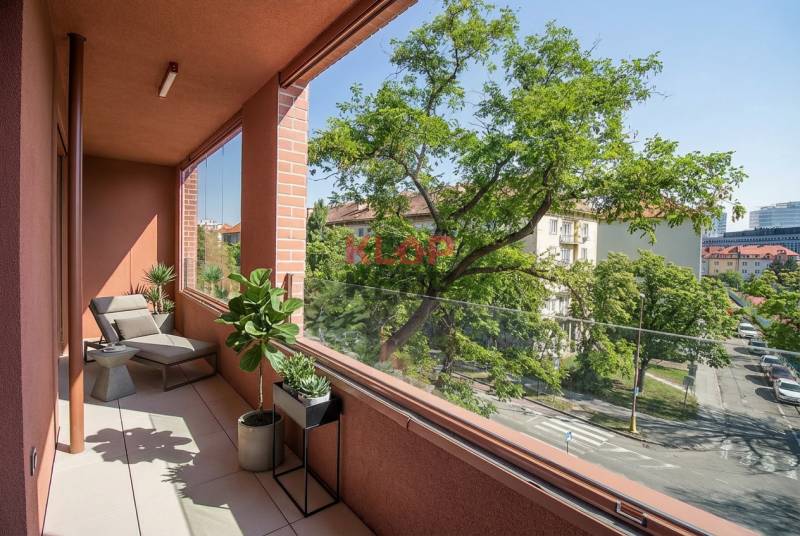 Pozrite si NADŠTANDARDNÝ 2i byt s VEĽKOU ZASKLENOU LODŽIOU v ZWIRN 3