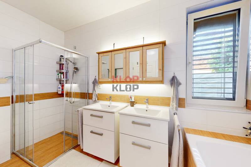 apredaj rodinný dom novostavba bungalov rovinka realitná kancelária klop klop klopklop