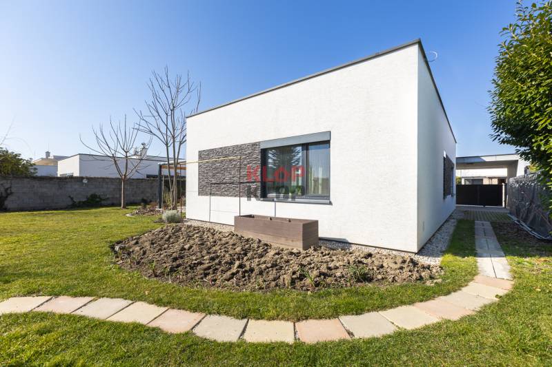 apredaj rodinný dom novostavba bungalov rovinka realitná kancelária klop klop klopklop