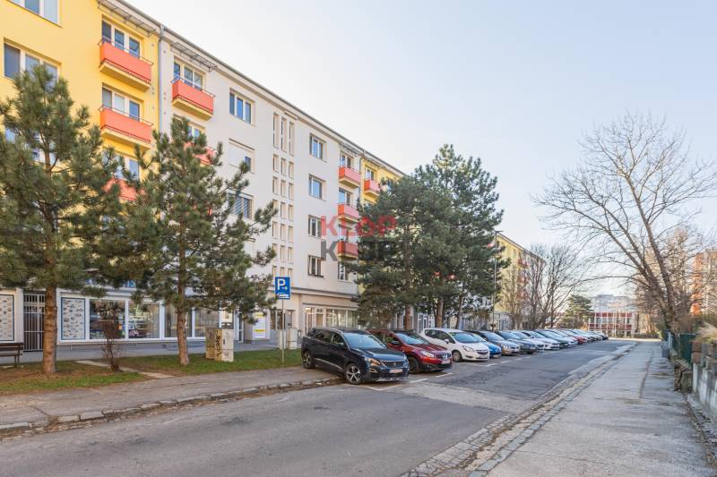 predaj 2 izbový byt bratislava rača cyprichová rekonštrukcia tichý loggia balkón realitná kancelária klopklop klop klop