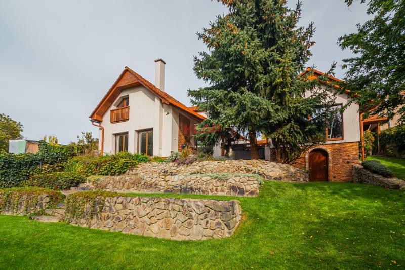 predaj rodinný dom novostavba blatné garáž sauna fitness vináreň veľký pozemok realitná kancelária klopklop klop klop