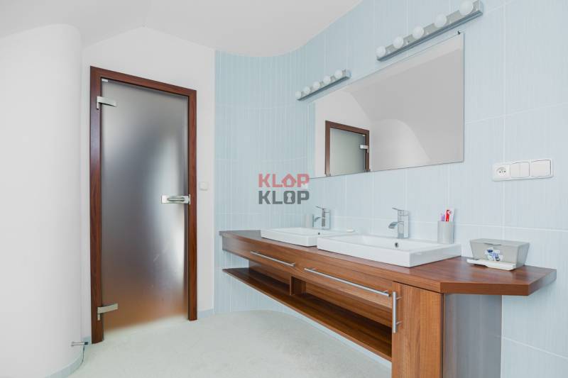 predaj rodinný dom novostavba blatné garáž sauna fitness vináreň veľký pozemok realitná kancelária klopklop klop klop