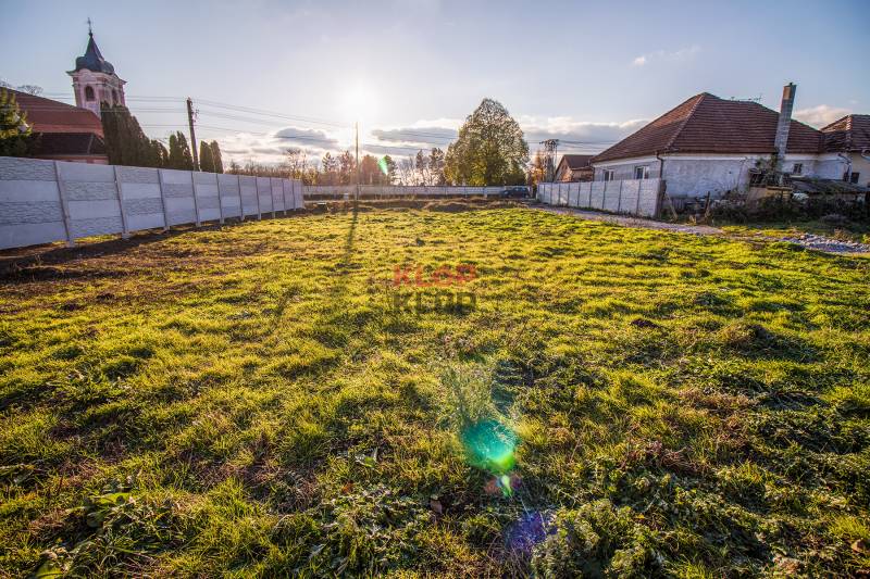 Pozrite si SKVELÝ stavebný pozemok s IS, POVOLENÍM na 2 RD 