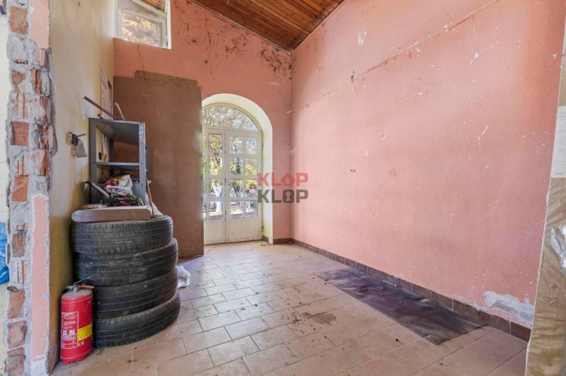 Kúpte si JEDINEČNÚ BUDOVU s 1i BYTOM na biznis v CENTRE VRBOVIEC