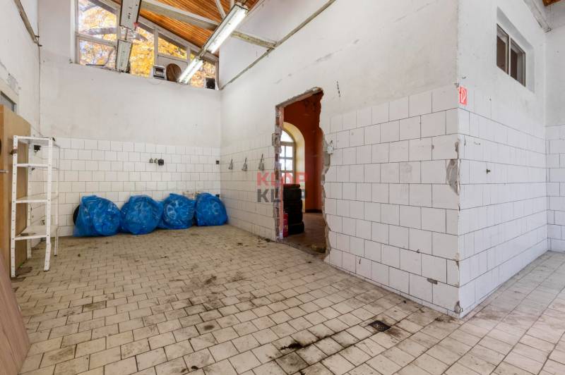 Kúpte si JEDINEČNÚ BUDOVU s 1i BYTOM na biznis v CENTRE VRBOVIEC