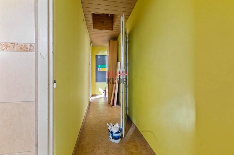 Kúpte si JEDINEČNÚ BUDOVU s 1i BYTOM na biznis v CENTRE VRBOVIEC