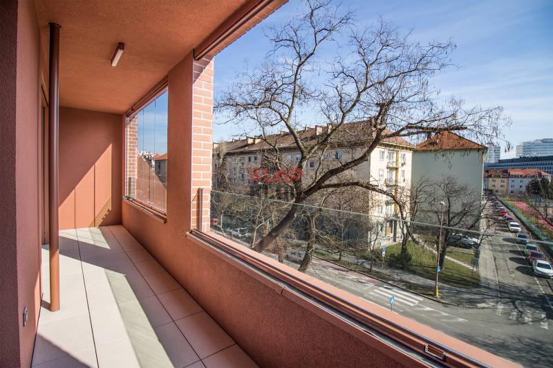 Pozrite si NADŠTANDARDNÝ 2i byt s VEĽKOU ZASKLENOU LODŽIOU v ZWIRN 3