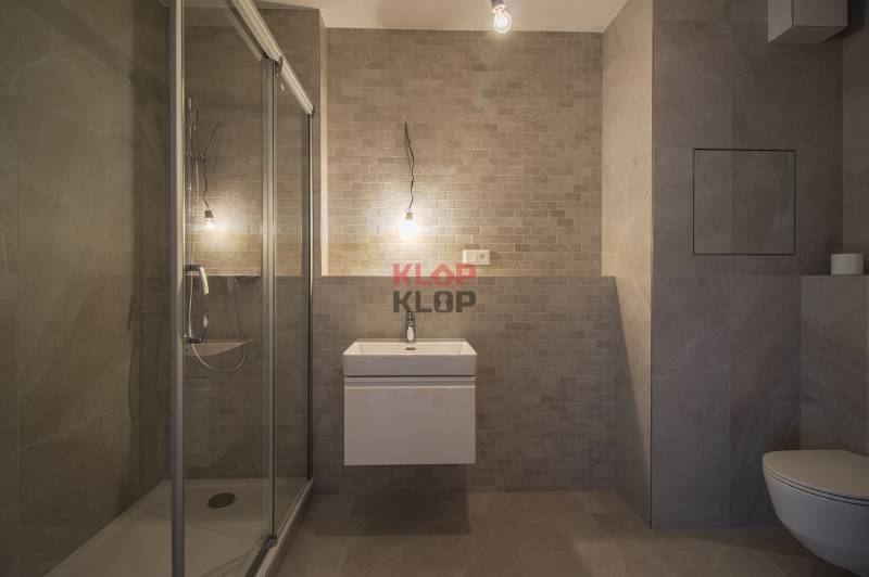 Pozrite si NADŠTANDARDNÝ 2i byt s VEĽKOU ZASKLENOU LODŽIOU v ZWIRN 3