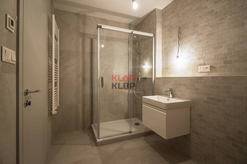 Pozrite si NADŠTANDARDNÝ 2i byt s VEĽKOU ZASKLENOU LODŽIOU v ZWIRN 3